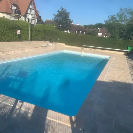 شقة 4couchages/piscine/tennis/plage دوفييل