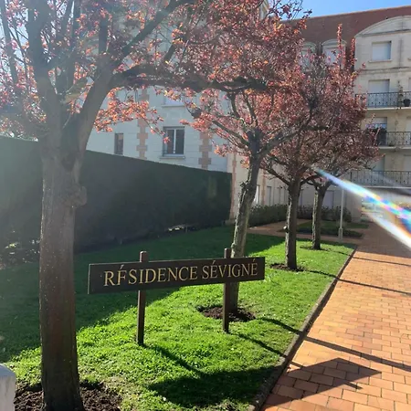 4couchages/piscine/tennis/plage شقة *