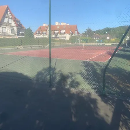 4couchages/piscine/tennis/plage Apartment *